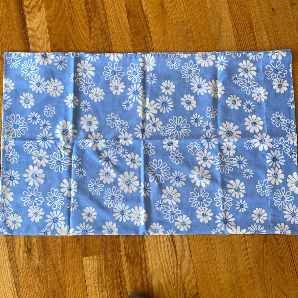 Vintage 70s Pequot Muslin pillowcase daisies